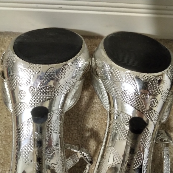 Faux Snakeskin Silver Heels with box - size 7, height 4" - Picture 7 of 7